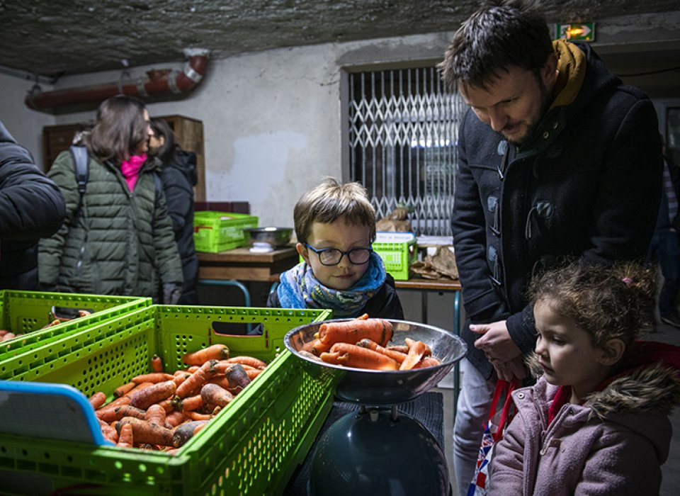 Un papa vient récupérer son panier avec ses enfants 