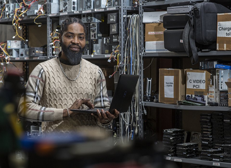 Jésus, aujourd'hui en emploi dans la maintenance informatique.