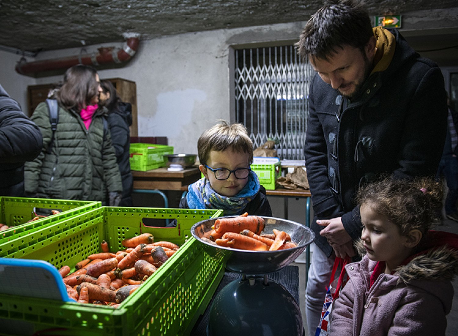 Un papa vient récupérer son panier avec ses enfants 